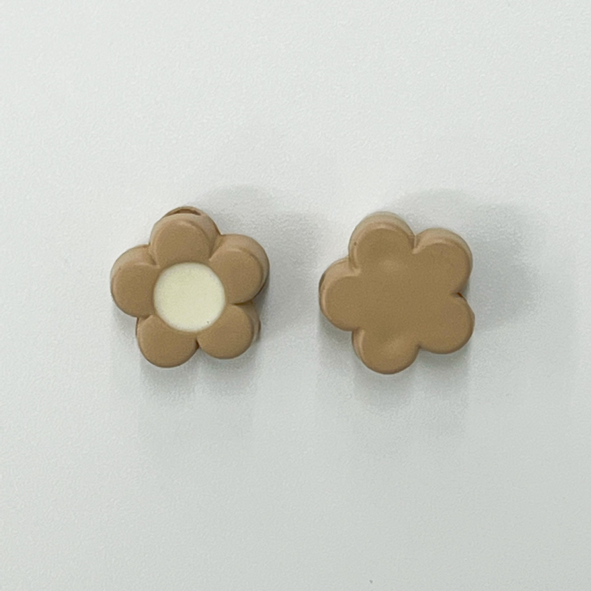 라이트 브라운 꽃 길이 폭 14mm 높은 7mm 구멍 5mm