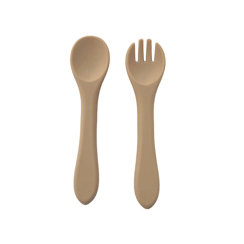 갈색 포크와 스푼 한 쌍