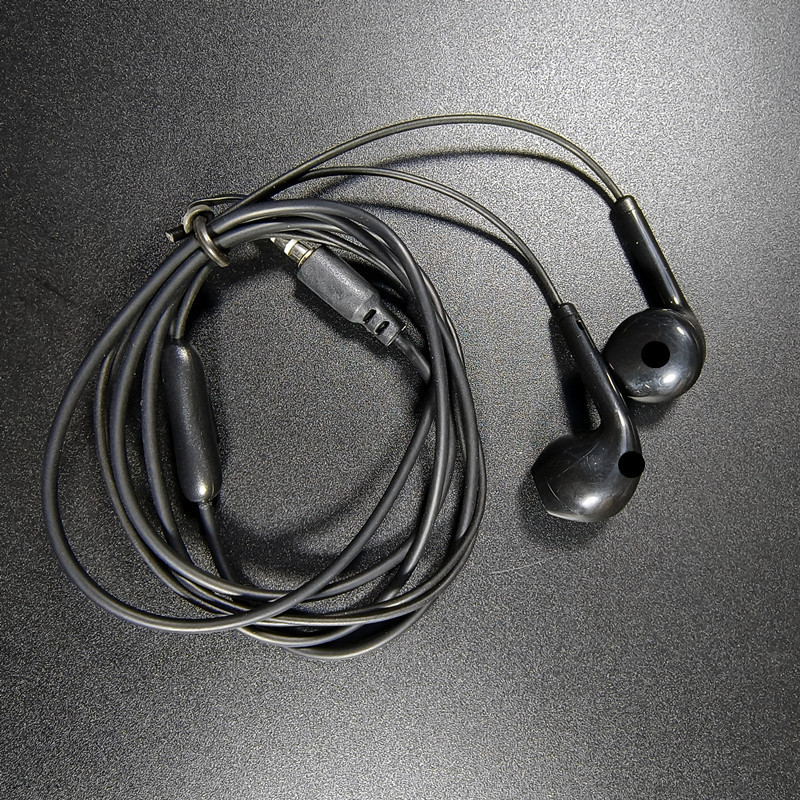 U19 música con cable y medio en el oído con graves pesados con control de cable de trigo, auriculares en bolsa, auriculares al por mayor