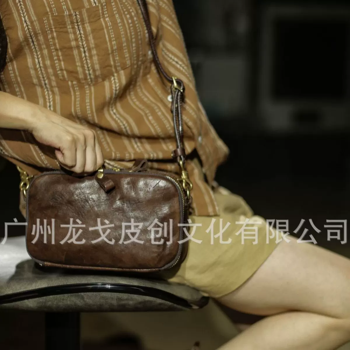 马臀皮女士相机包多功能男手拿包头层牛皮复古女士斜跨包男小方包