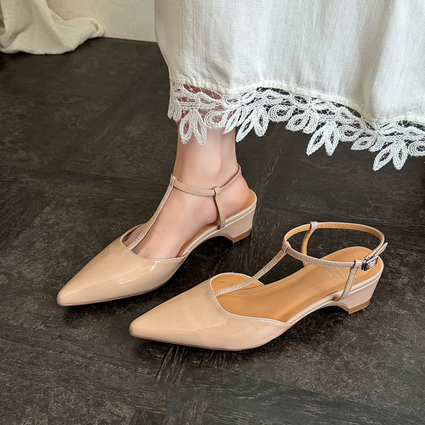 Sandal nữ mũi nhọn da bò sơn mài quai T khóa, gót 4.5 cm, phong cách Hàn Quốc — đen