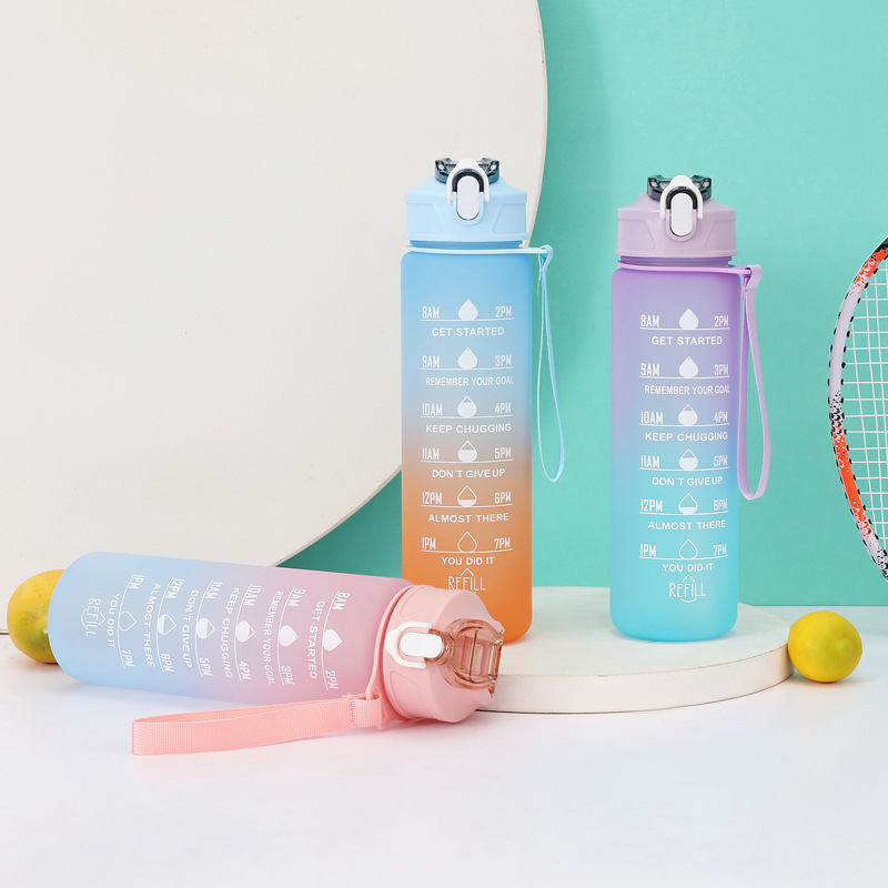 En stock transfronterizo Amazon cubierta de taza mediana Copa con cuerda de mano taza de plástico con paja Red de verano creativo rojo caldera de Venta caliente