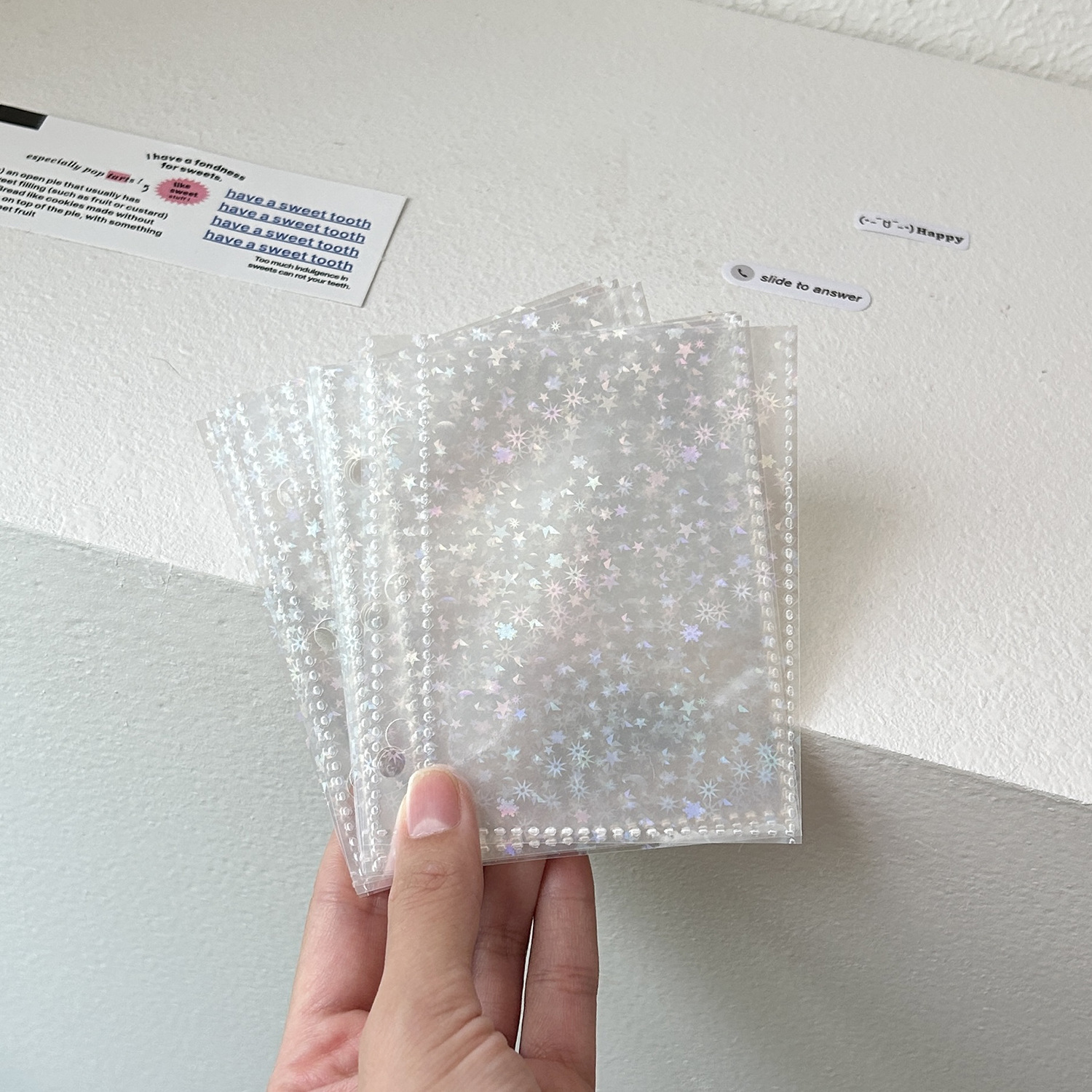 Álbum de hojas sueltas con diseño de estrellas y colores combinados, 3 anillas – para coleccionar tarjetas de idols.