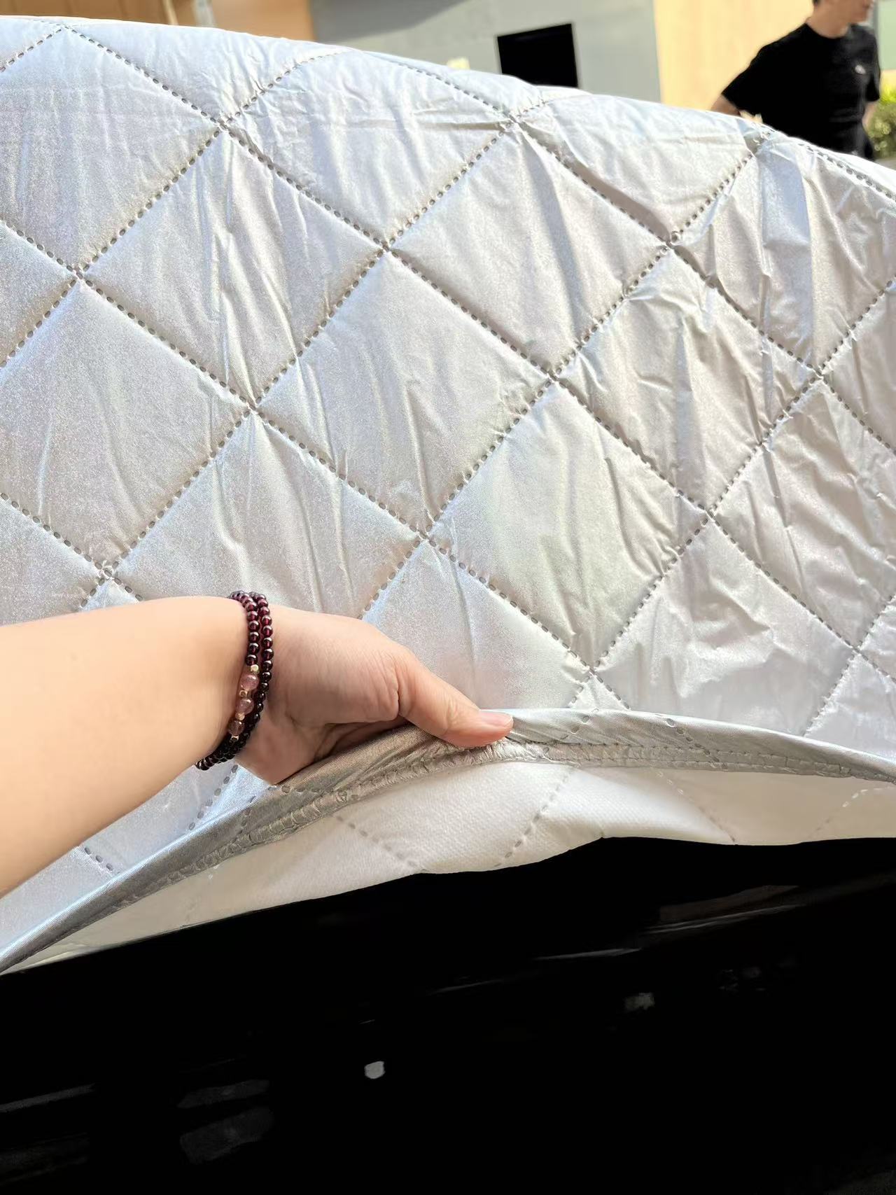 Car windshield cover, half-cover design, protects against snow, sun, frost, and dust; thickened material for enhanced sun and snow protection