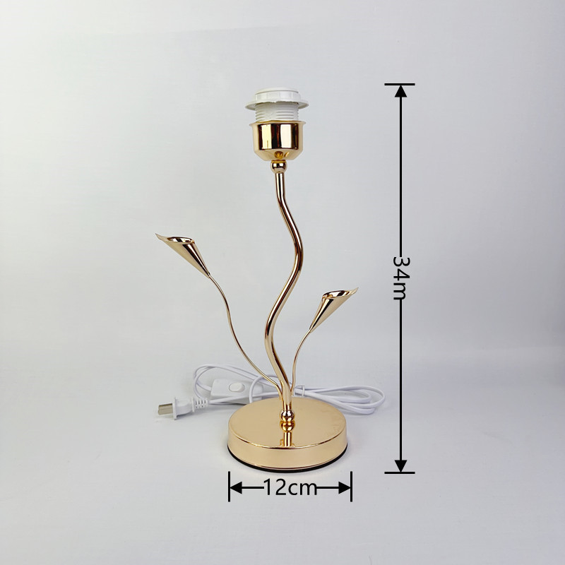 電気スタンドのスタンドのベースにプラグがついています。|undefined