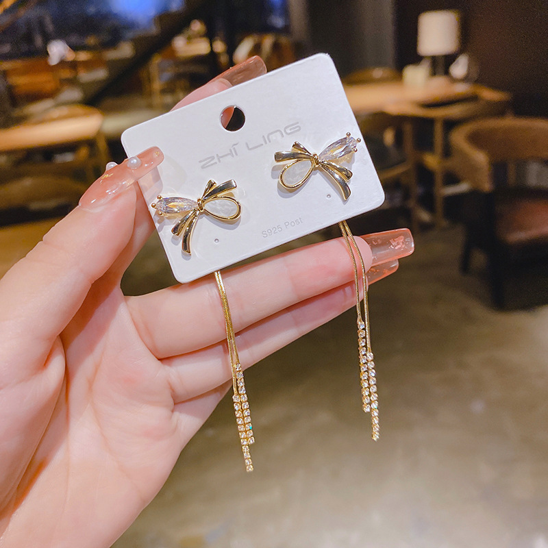 Earrings with zircon with bow pearl