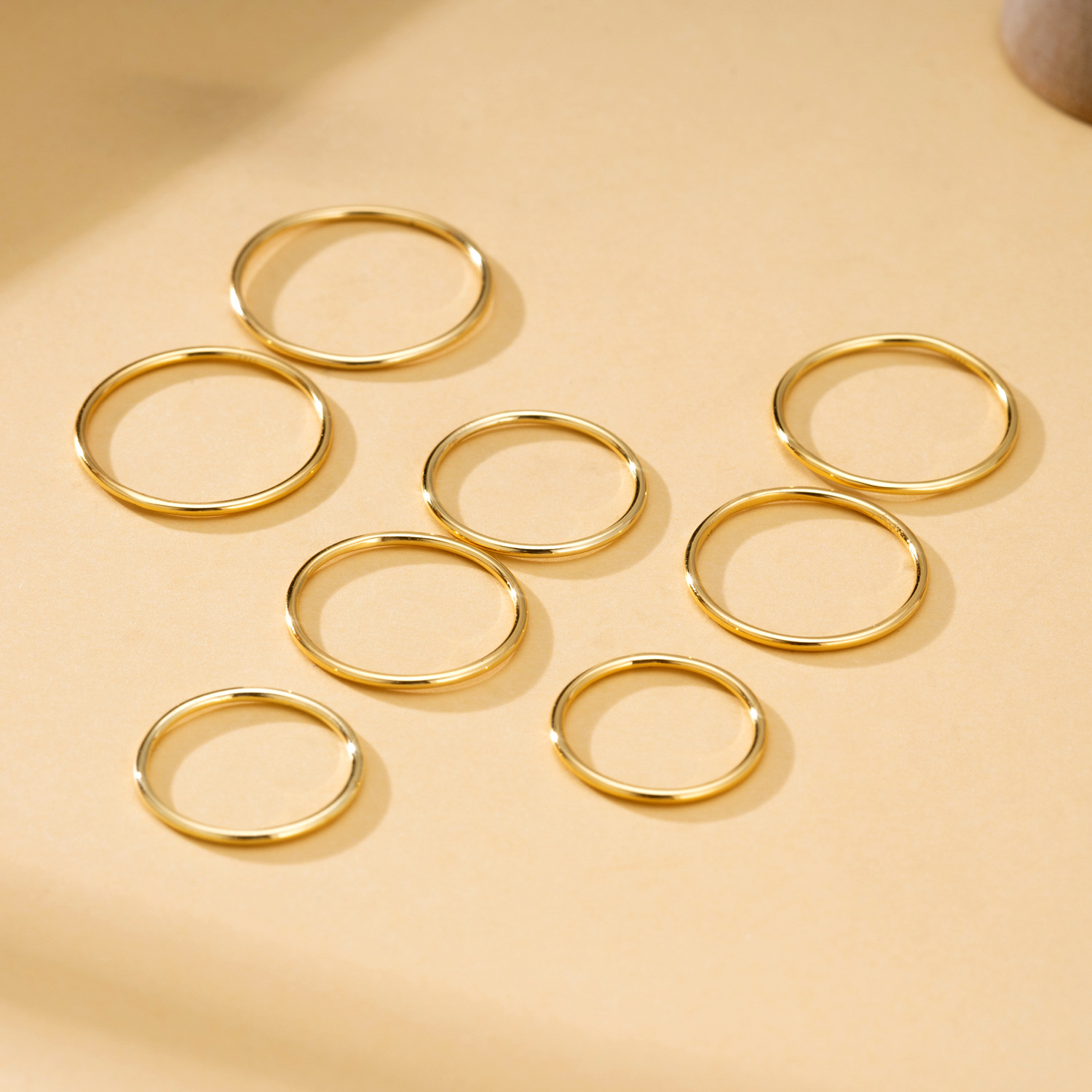 Anelli delicati impilabili bicolore, set di stratificazione in metallo misto di tendenza, fasce sottili minimaliste in oro e argento, simboli di stelle iniziali incisi, impilabili da 3 a 5 pezzi, moda_voghion.com