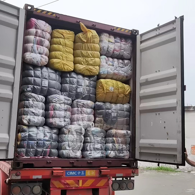 低价按公斤批发二手衣服货车运输出口非洲旧衣服混装服饰摆地摊