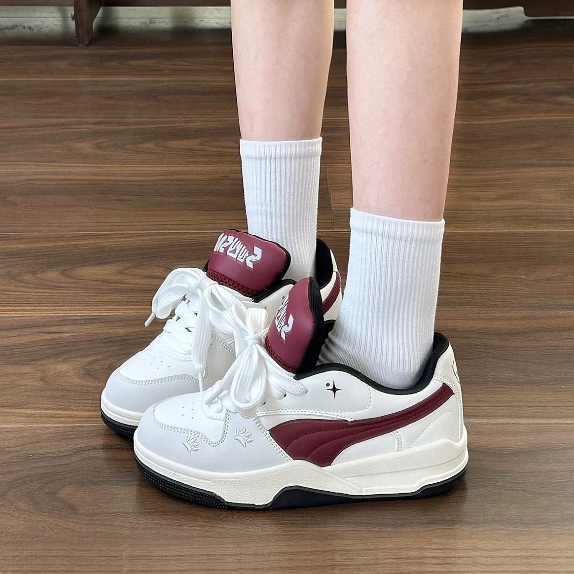 Zapatos de suela gruesa de Hong Kong 2026 primavera y verano de nuevo cordón de colores zapatos deportivos pequeños zapatos blancos estudiantes zapatos casuales bajos