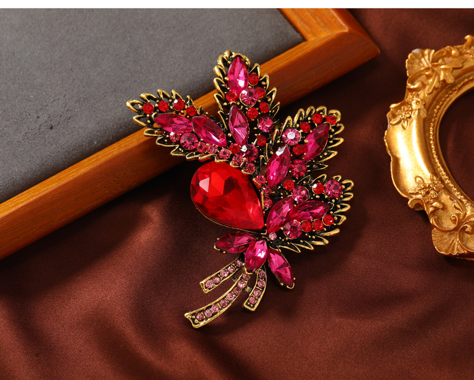 Retro Pin Leaf Alloy Inlay Artificial Gemstones Women's Brooches display picture 1