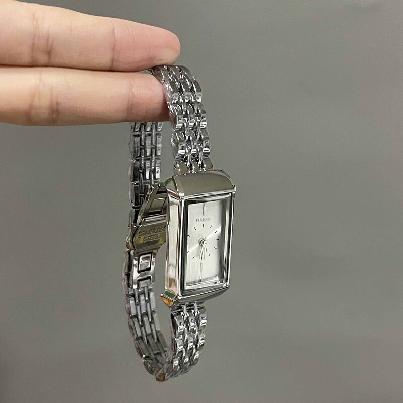 Popular retro steel strap light luxury student watch for women, simple and elegant vintage style niche minimalist quartz watch for women