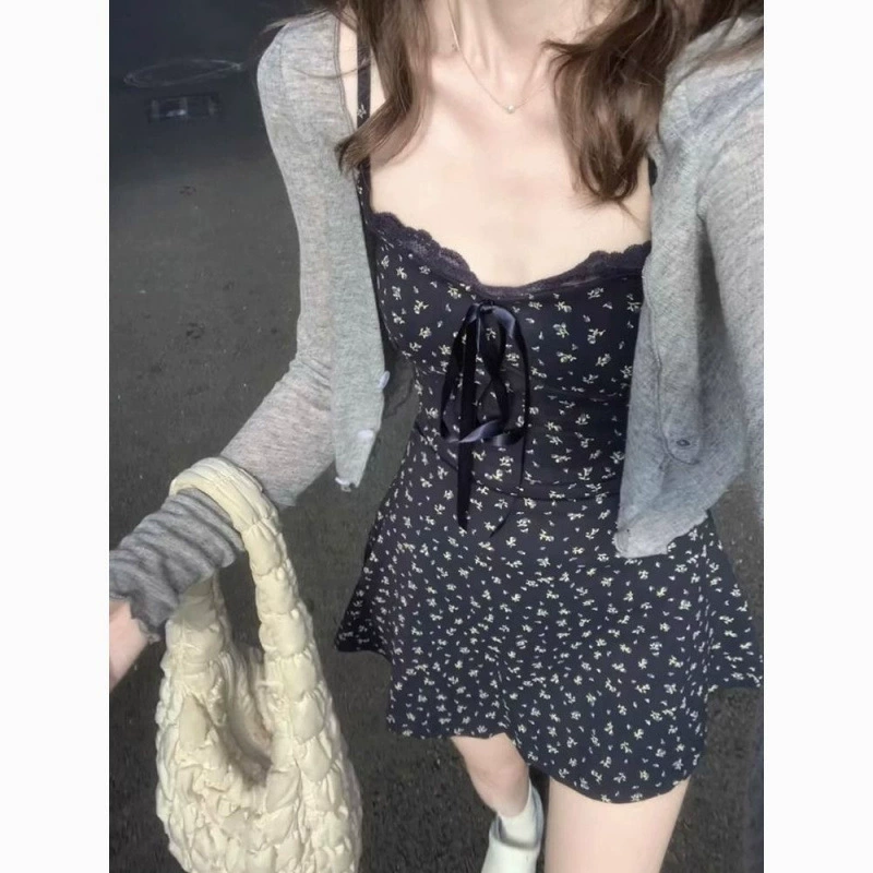 Французское темно-синее платье на подтяжках с цветочным принтом для женщин, летняя новая короткая юбка высокого класса для миниатюрных морских каникул Pure Desire