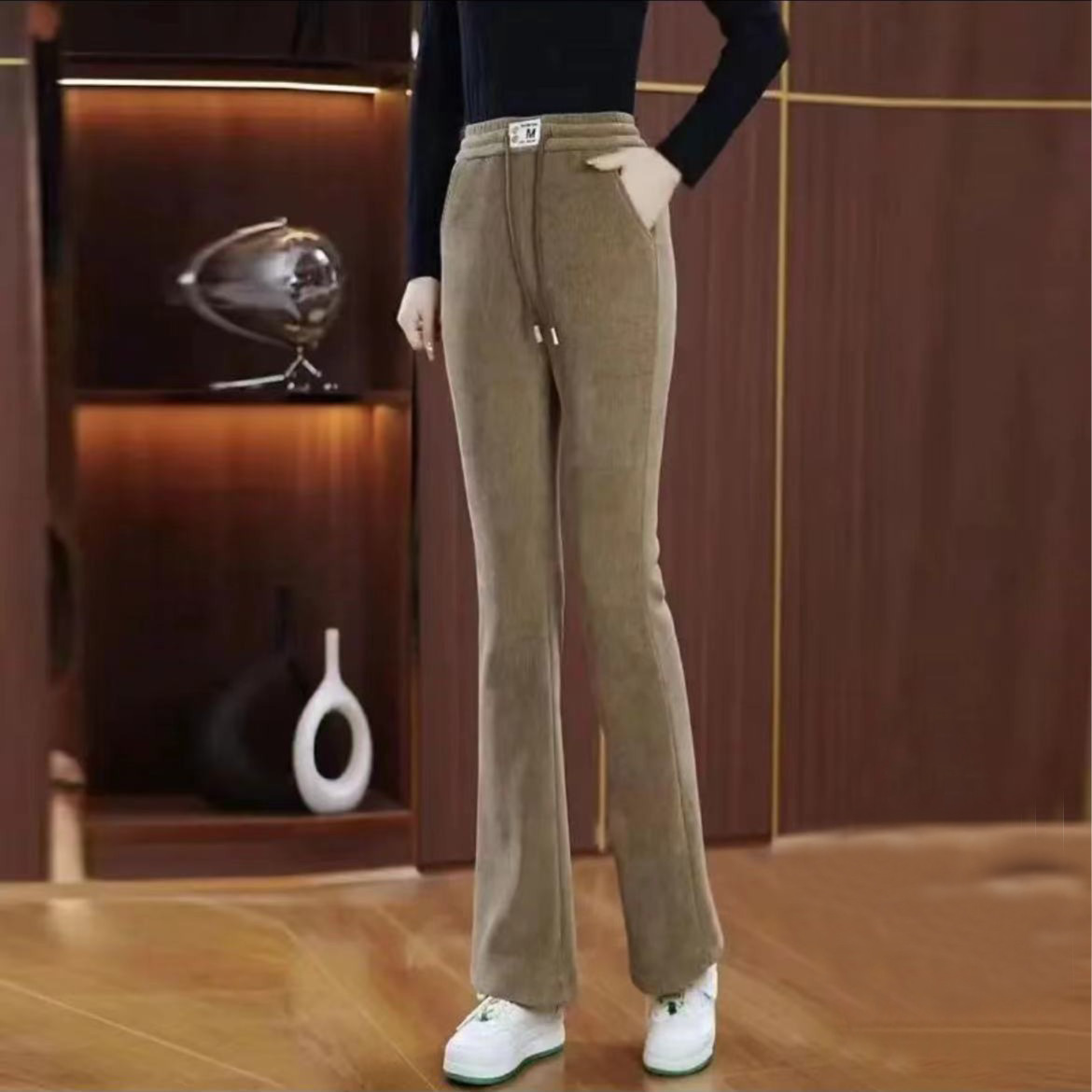 厚い北極の毛の小さいラッパのズボンの2025秋冬の新型のハイウエストのベルベットの保温のカジュアルな女性のズボン