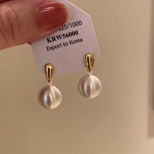 Elegant matte earrings