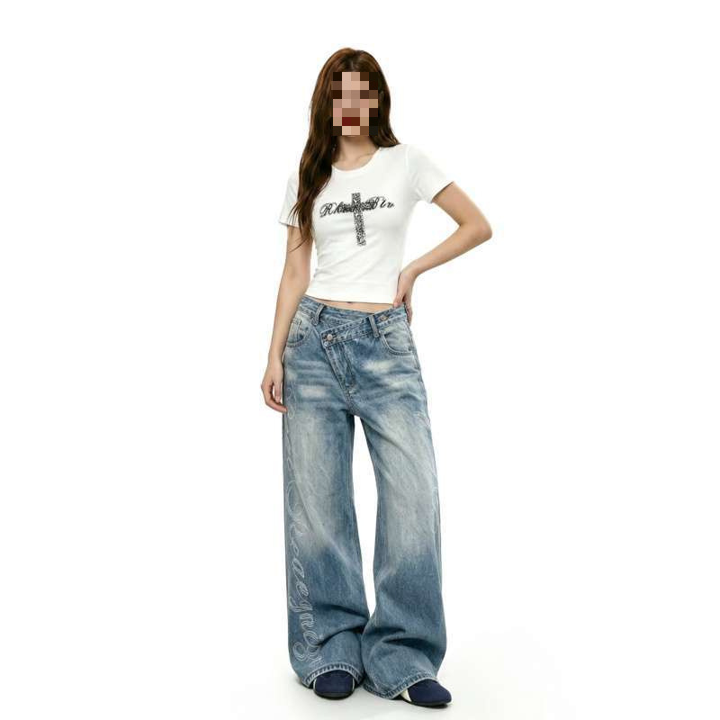 Chuan Chuan also offers stylish straight-leg jeans with a slanted placket design, featuring Parisian-style buttons, a mid-to-low waist, a washed finish, and distressed detailing, available for both men and women Chuan Chuan also offers stylish straight-leg jeans with a slanted placket design, featuring Parisian-style buttons, a mid-to-low waist, a washed finish, and distressed detailing, available for both men and women