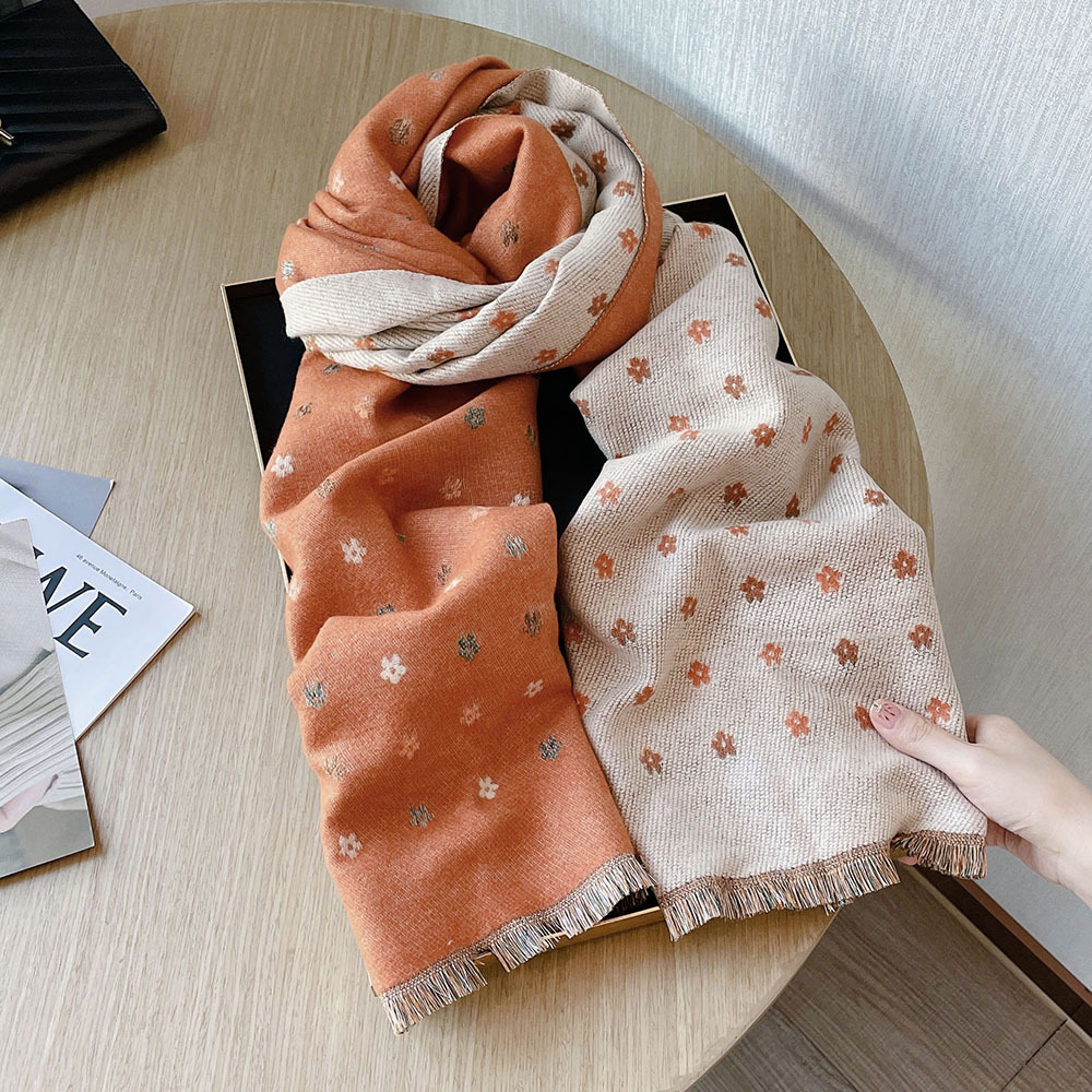 Version des berühmten Damen-Schals mit süßen kleinen Blumen im Kaschmir-Quasten-Stil für Damen, 192 x 62 cm, warm im Winter_voghion.com