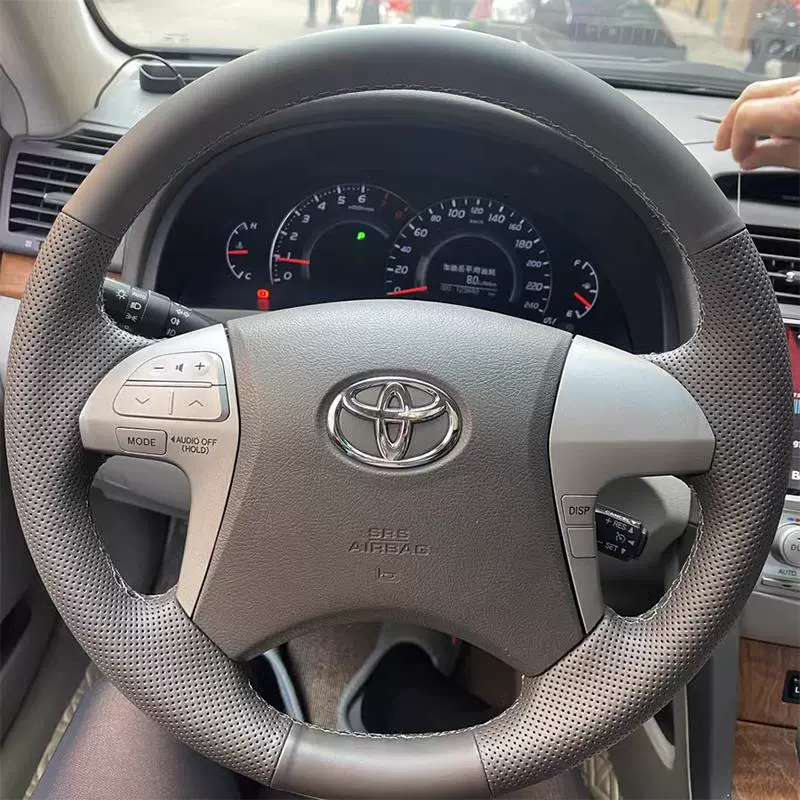 06-08-11 Toyota Camry шестого поколения — кожаный чехол на руль, специальная оплётка, пошив в комплекте (полупакет)