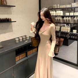 黑色扭结长袖连衣裙女早秋冬季流行风格巨好看大衣内搭包臀长裙子