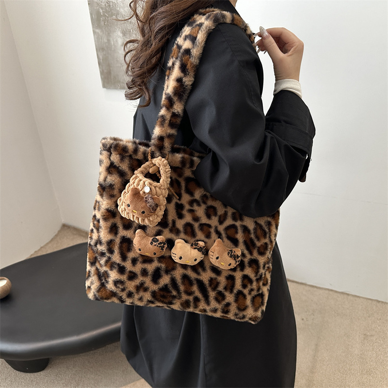 Bolsa portátil portátil de pelo retro para mujeres 2024 otoño y invierno nuevo leopardo de gran capacidad personalidad extranjera bolso de hombro