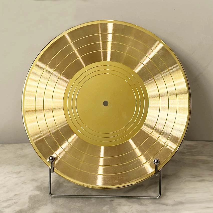 Производители поставляют имитационные виниловые пластинки для украшения подарков на день рождения