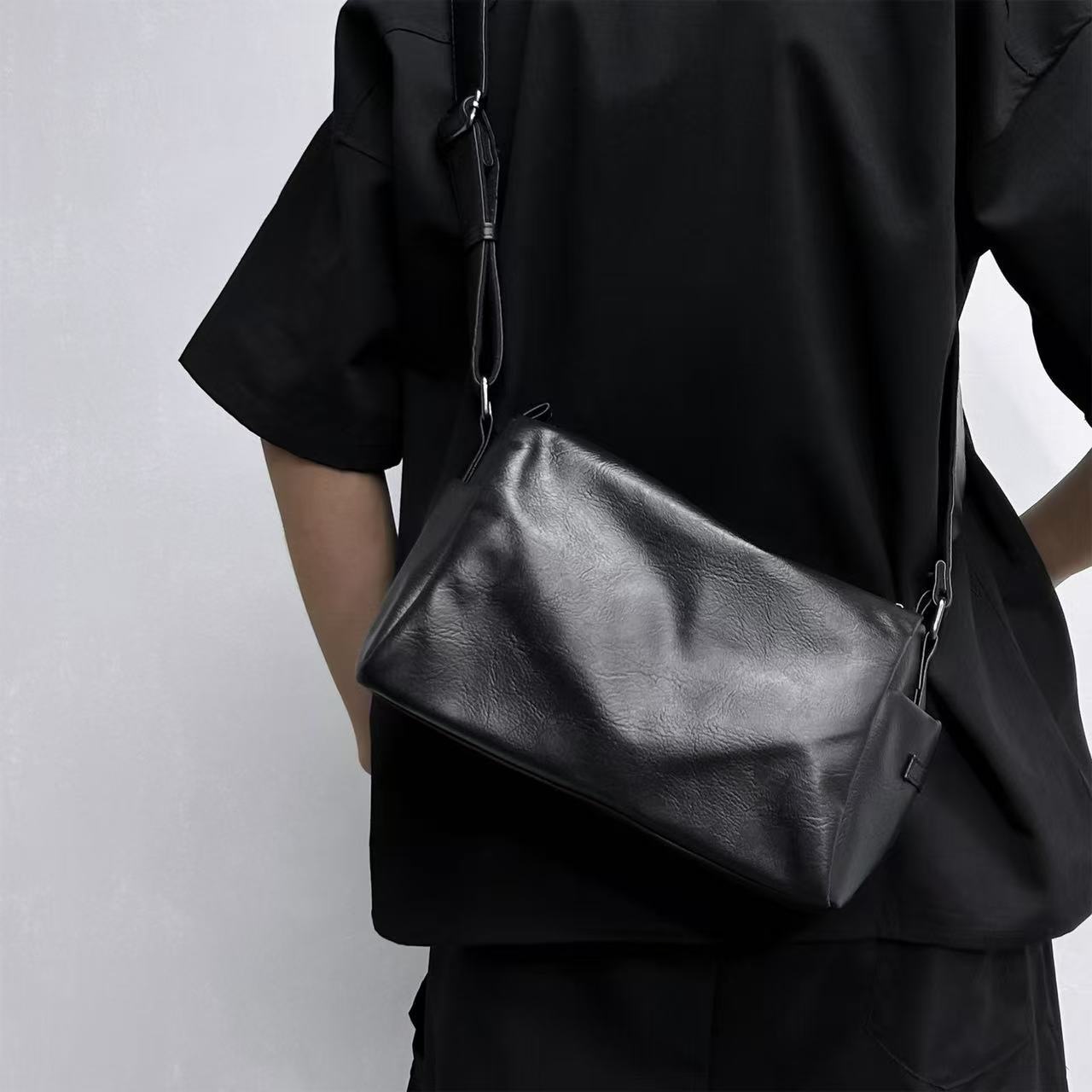 Crossbody Bag Men's 2023 New Fashion Brand Shoulder Bag Simple Casual Men's Small Satchel All-match Soft Leather Commuter Backpack