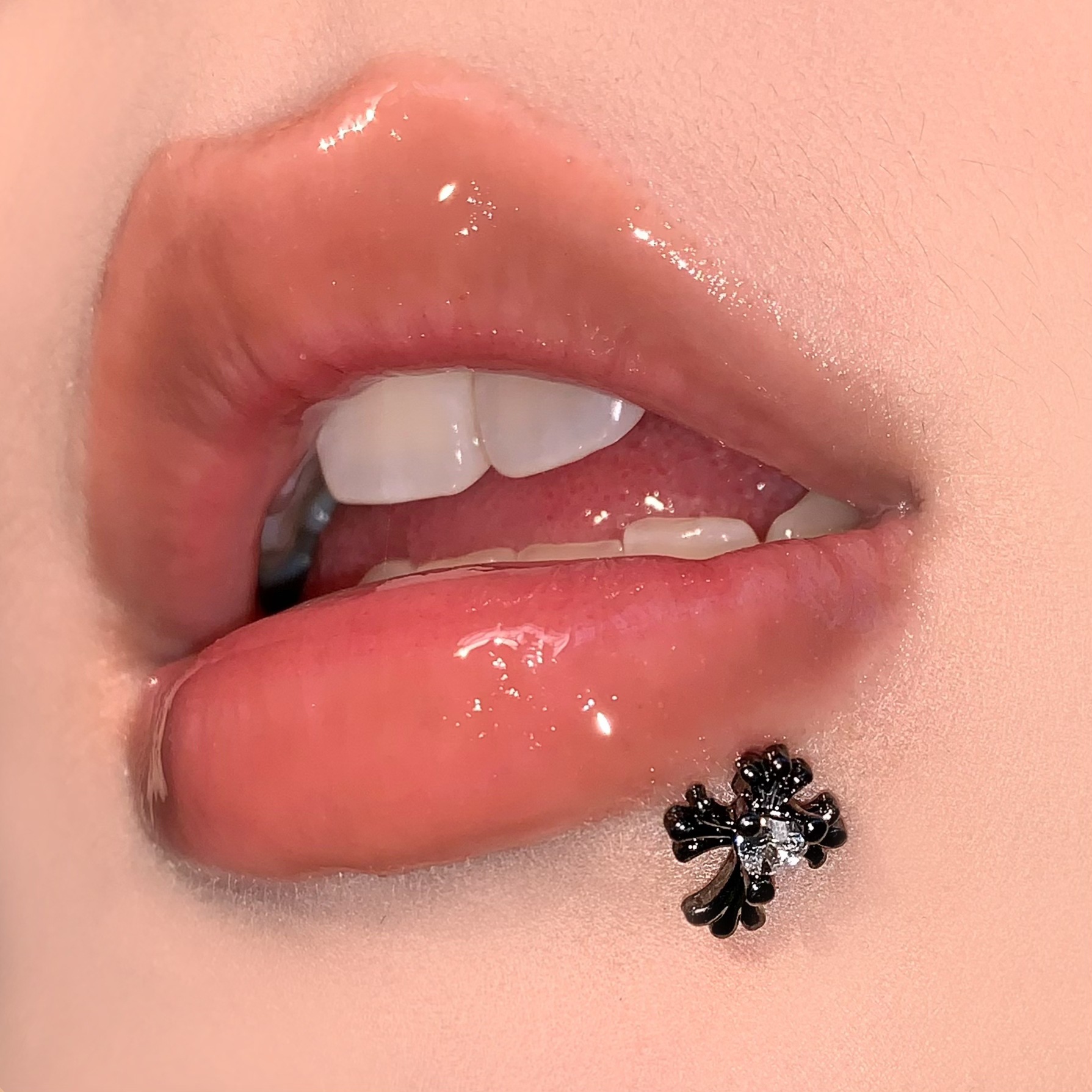Silver pointed spike labret stud material detail