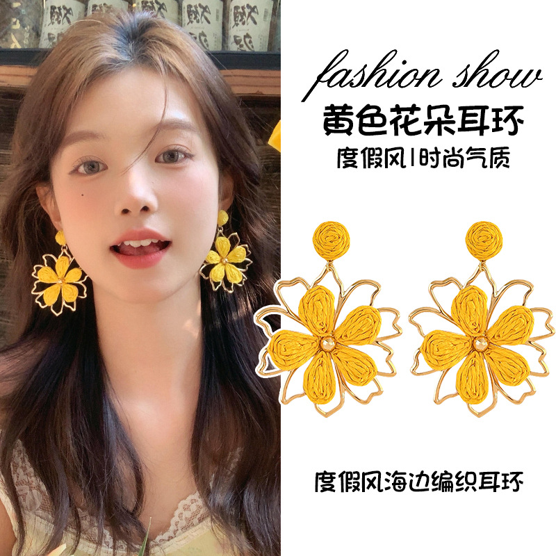 Yellow straw earrings solar-powered, flowered
