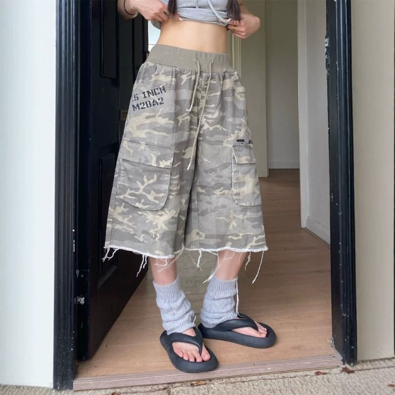 American-Style Distressed Fringed Camouflage Workwear Cropped Pants for Women, Summer Street Style Multi-Pocket Casual Wide-Leg Shorts Trendy