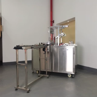 透明膜包装机 三维烟盒全自动透明膜化妆品包装机扑克平推包膜机