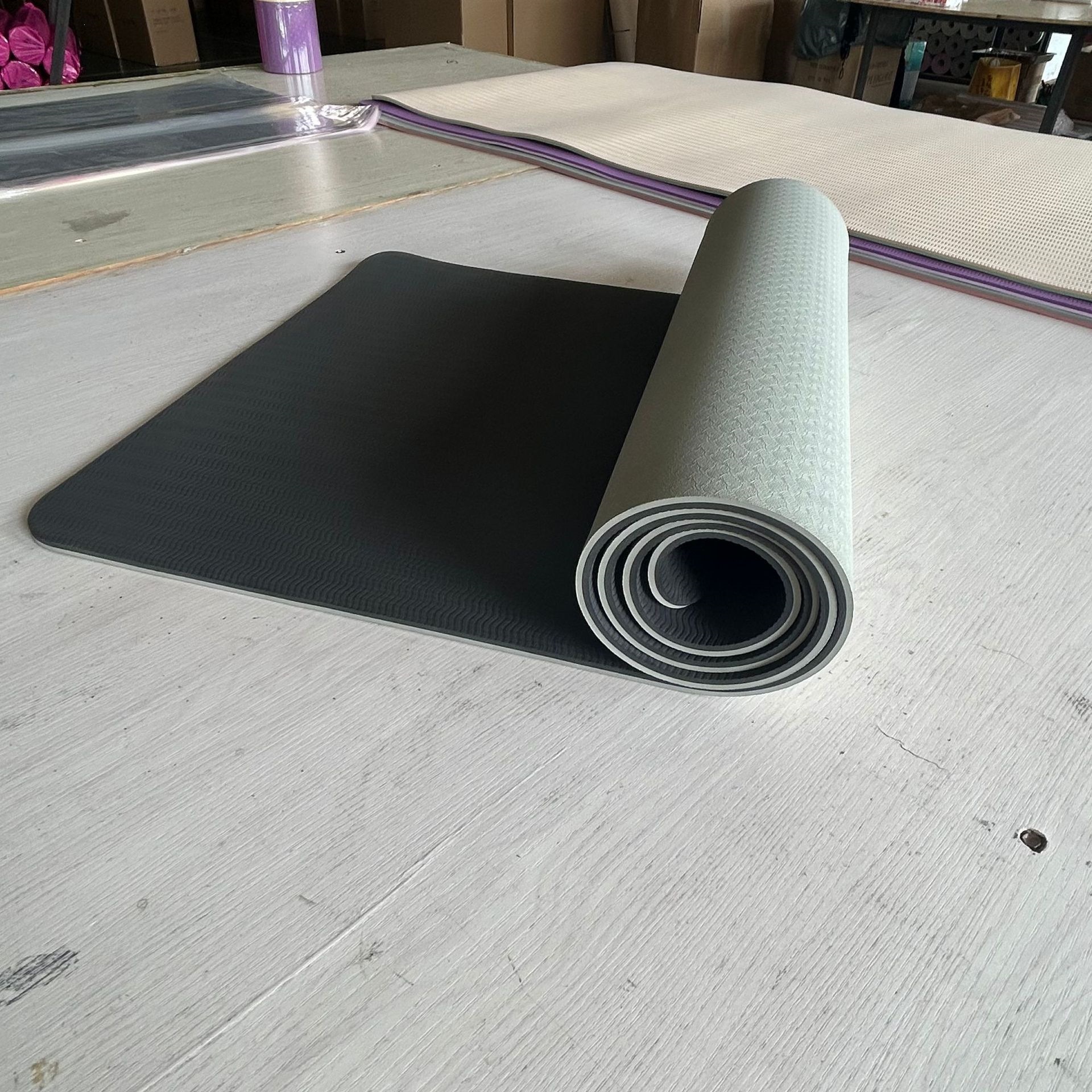 Fabricantes de stock al por mayor TPE mat de yoga de dos colores 183 * 61 * 0.6 mat de ejercicios deportivos de danza portátil mat