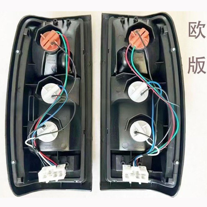 Aplicable a Nissan D22 pickup NAVARA luz trasera europea luz de dirección de Oriente Medio luz de niebla luz de freno