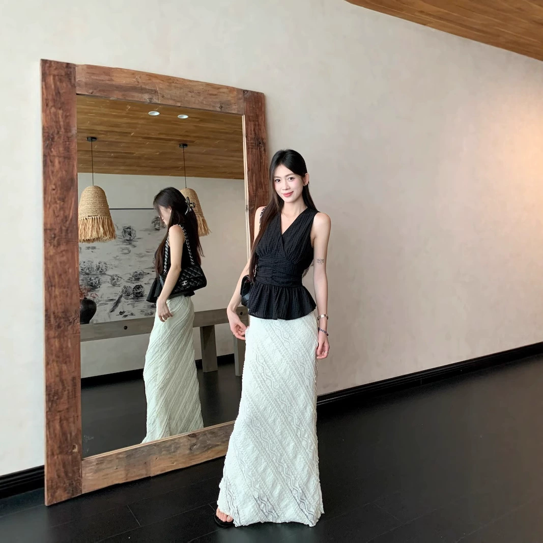 Летний женский комплект из жаккардовой юбки-миди в стиле нишевого дизайна с V-образным вырезом, плиссированными рукавами-бандо и подвязками.