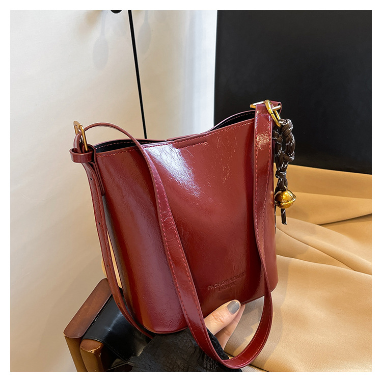 Bolso de balde de moda coreana para mujeres 2024 nuevo invierno ins retro versátil bolso de transporte de nicho bolso de viaje