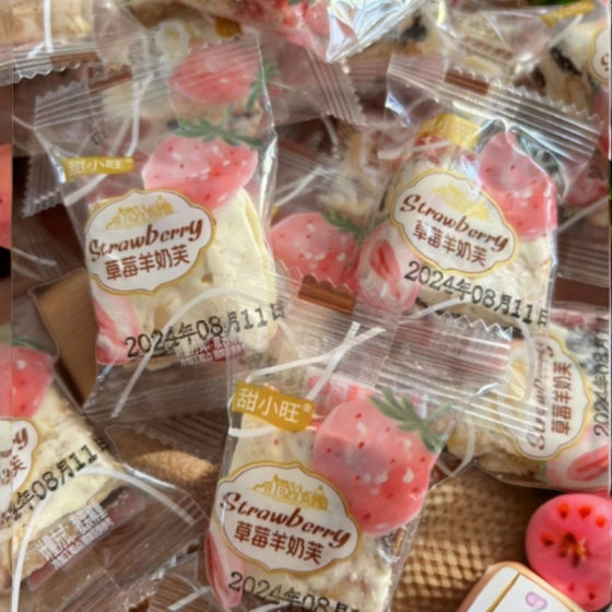 Freeze-dried strawberry goat milk fu matcha milk flavor snowflake crisp snack food cake independent packaging a generation of hair