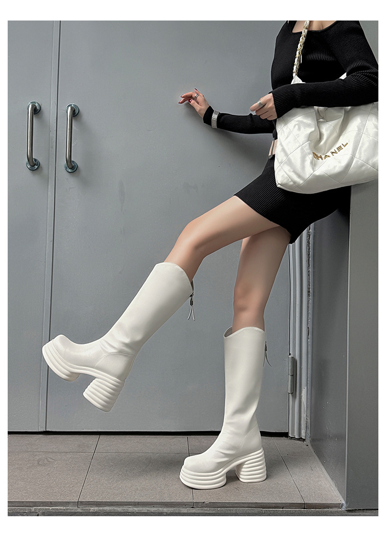 Boot nữ cổ cao đế dày da bò kiểu Chanel cổ chữ V, gót cao 12–15 cm — Lớp lót đơn màu trắng nhạt 12cm, Lớp lót nhung màu hồng 15cm, Lớp lót nhung màu trắng nhạt 12cm, Lớp lót đơn màu trắng nhạt 15cm chi tiết 16