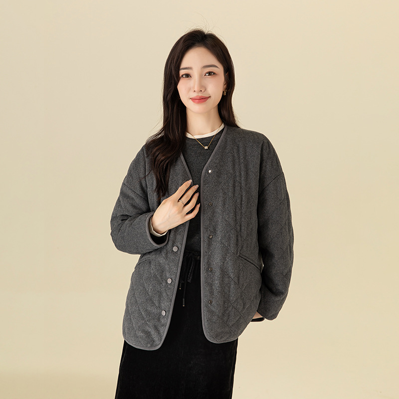 鑫阁2025冬季新款菱格双口袋90白鸭绒轻盈保暖V领开衫羽绒外套女