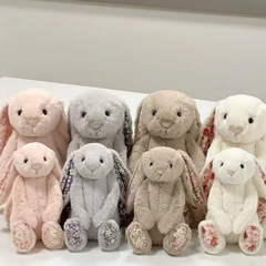 国産ジェリーキャット人形と同じスタイルの白、ピンク、茶色、灰色の花柄ボニーうさぎのぬいぐるみ