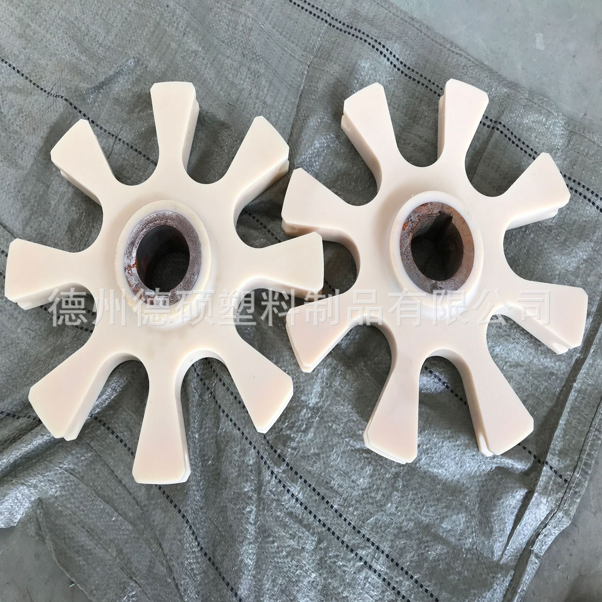 厂家供应各种尼龙齿轮配件 /工业用耐磨含油尼龙齿轮注塑加工