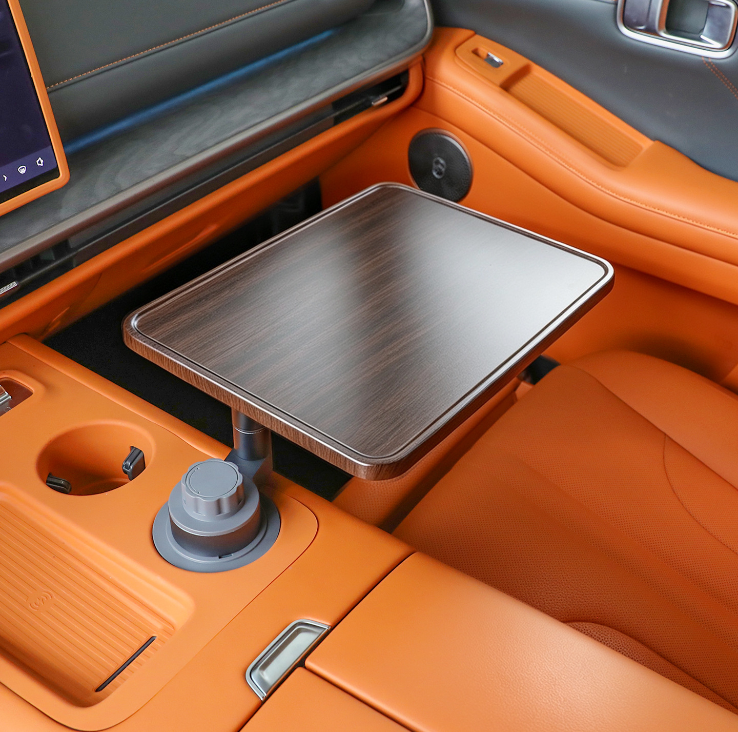 Haval Great Wall H10 central console floating table is stable and does not wobble, suitable for eating and working in the car, a vehicle-mounted storage tray