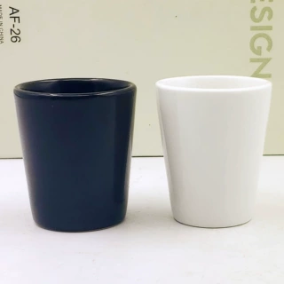 生产1.5oz陶瓷烈酒杯黑色威士忌小酒杯2.5oz陶瓷杯定制logo一口杯