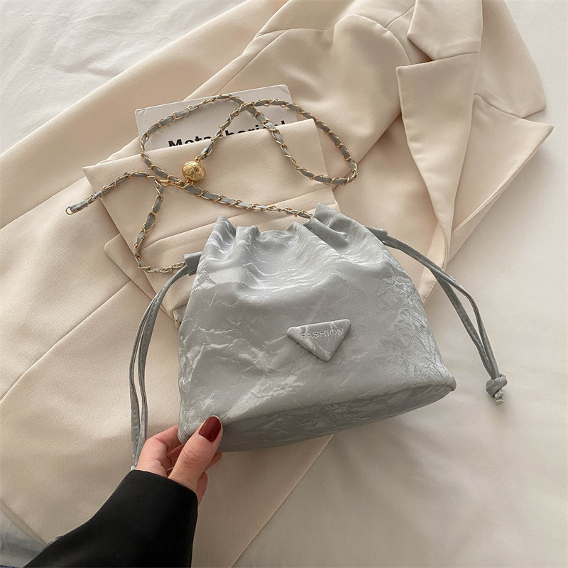 2024 bolsos populares retro bolsos de mujer nueva cadena casual bolsos de mochila de moda cuero suave bolsos de cubo de mujer gran capacidad