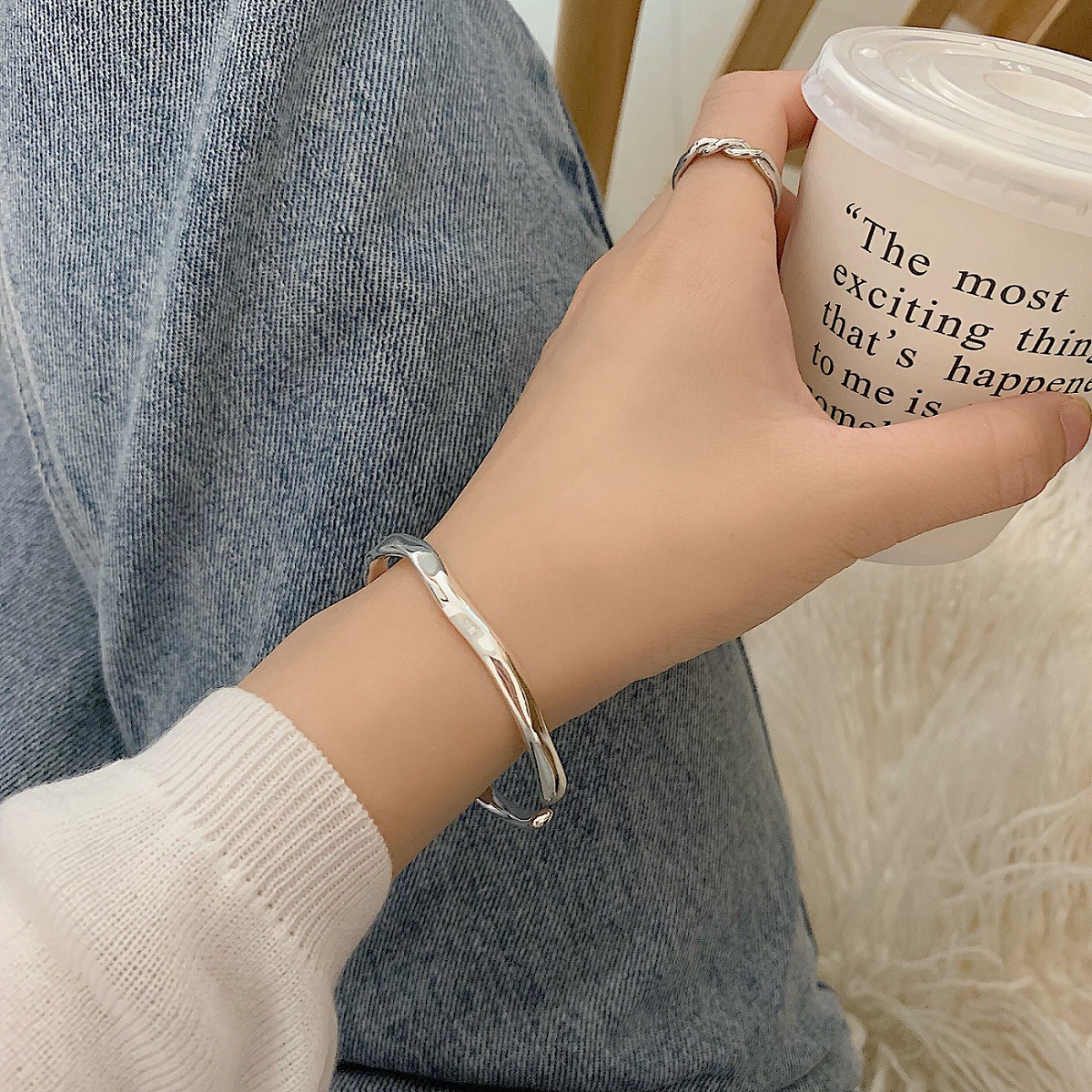 Pulsera de plata abierta de personalidad irregular de nicho simple, verano femenino, temperamento de moda, sentido del diseño, pulsera, pulsera