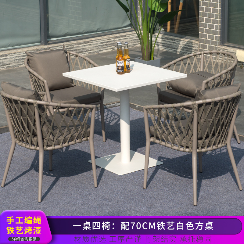 Conjunto de mesa y sillas para exteriores, mesa y sillas de comedor de ratán para patio de villa, conjunto de tres piezas de silla de ratán para balcón nórdico, muebles sencillos, material de ratán.