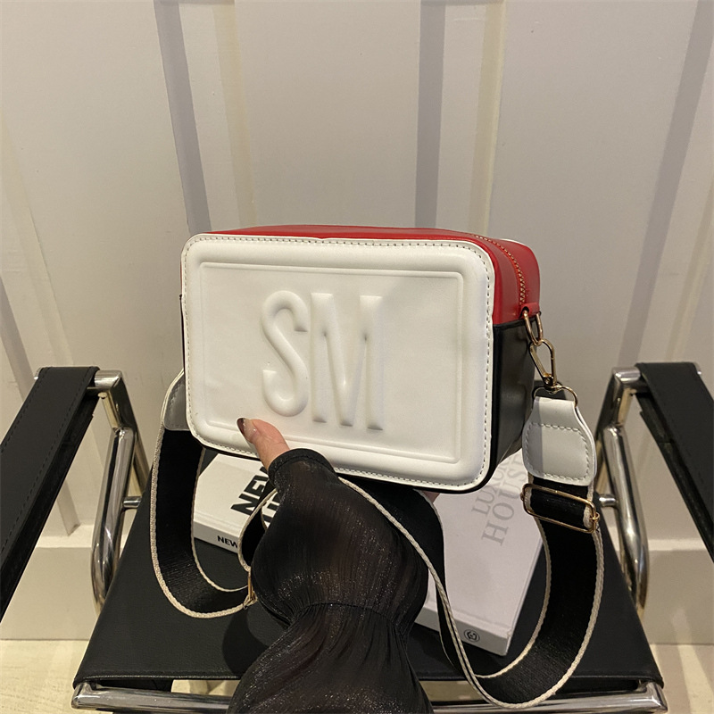 El estilo extranjero simple letras anchas cinturones de hombro mochila de hombro 2025 primavera nuevo color en bolsas casuales bolsas pequeñas