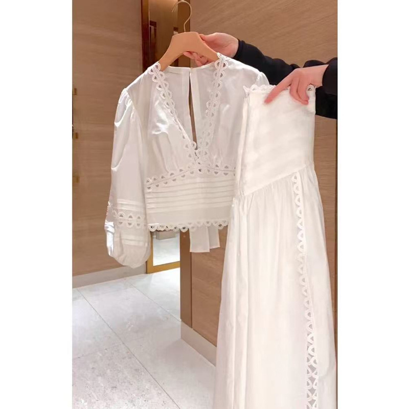 春の韓系はセットを着て2025超火の新型の婦人服の白いvネックの透かし彫りのシャツの2つのスーツのスカートを着ます。|undefined