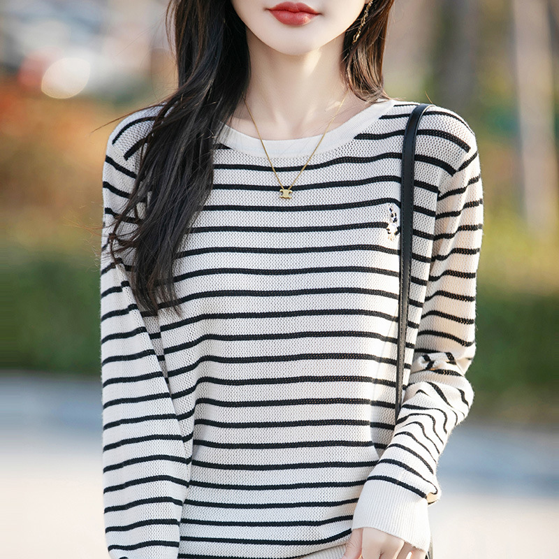 2025年春夏新款精纺羊毛圆领针织衫长袖刺绣兔子拼色条纹打底衫女