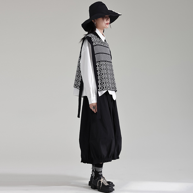 Cuello redondo estilo chino retro blanco y negro rayas de punto chaleco 2023 otoño e invierno nuevo sin mangas nicho diseño superior
