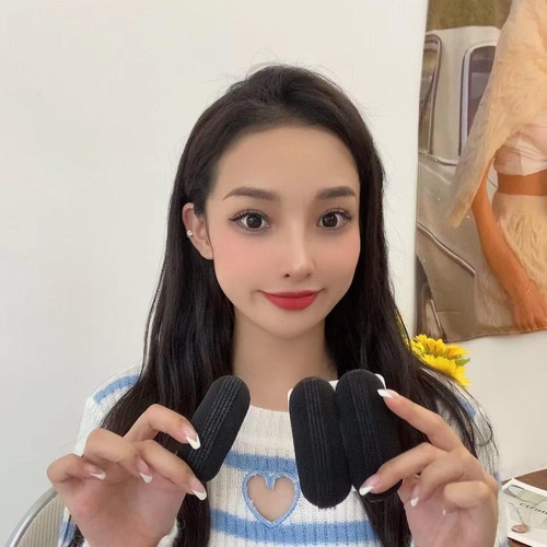 Beautiful lady with fluffy bangs, hair clip, hair enhancer, fluffy hair pad, accessories, BB clip pad, hair iron, headgear