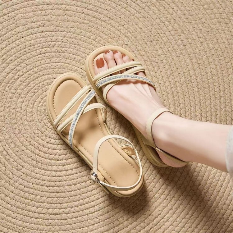Super suave moda diamante de hadas viento para aumentar la altura sandalias mujeres 2026 nuevo verano con suela gruesa con falda zapatos de playa versátiles