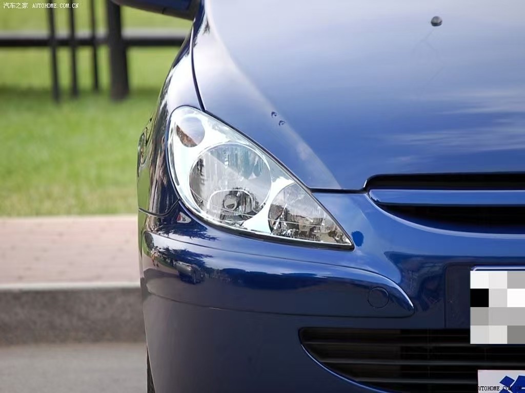 Suitable for Peugeot 307 headlight 03-07 old 307 headlight PC transparent lampshade lamp mask lamp shell